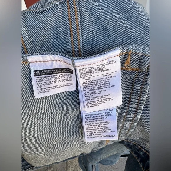 Levis NBA San Antonio Spurs
Womens Denim Trucker Jacket Jean
Size L large used - Picture 5 of 13